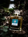 Cade & Cedarwood inspiracja zapachu  aromatyczna, drzewna, świeża. Zapach, który otula ciało ciepłem. Wywołuje w każdej sytuacji uśmiech na twarzy sprawiając, że patrzymy na świat przez pryzmat różowych okularów.